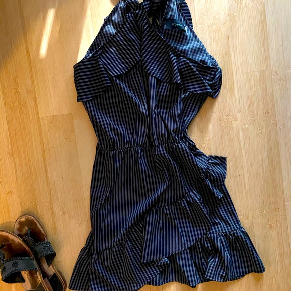 Storia Dresses & Skirts - Gorg dress that ties at the neck w. ruffle detail